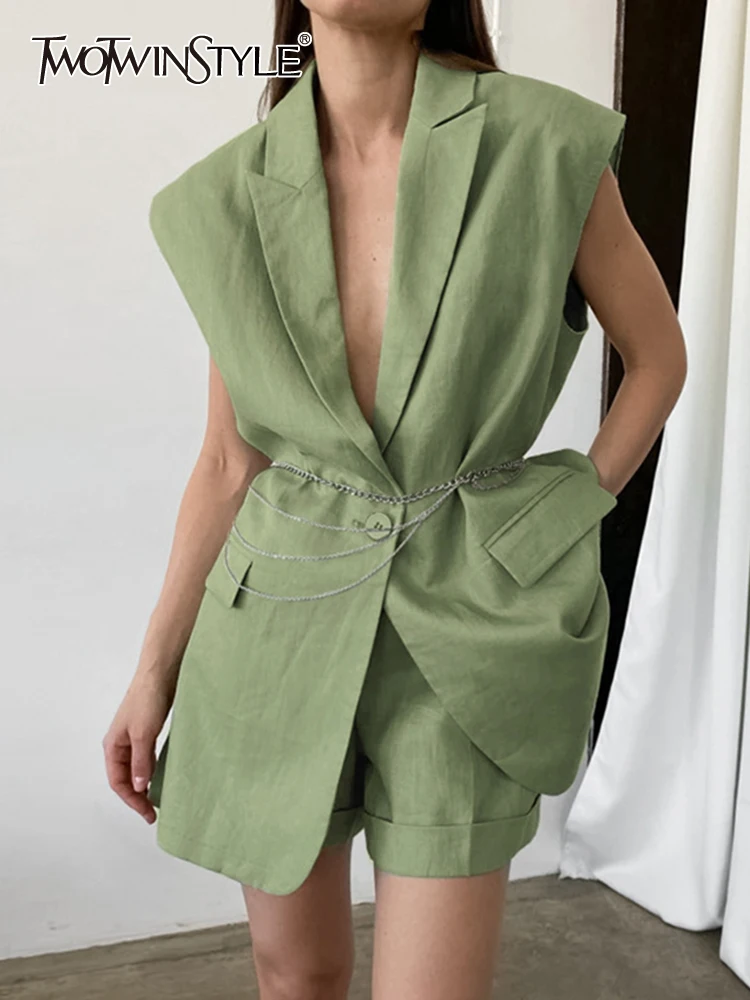 

Женский однотонный костюм TWOTWINSTYLE, комплект из двух предметов, блейзер без рукавов с английским воротником и одна пуговица, шорты с высокой талией