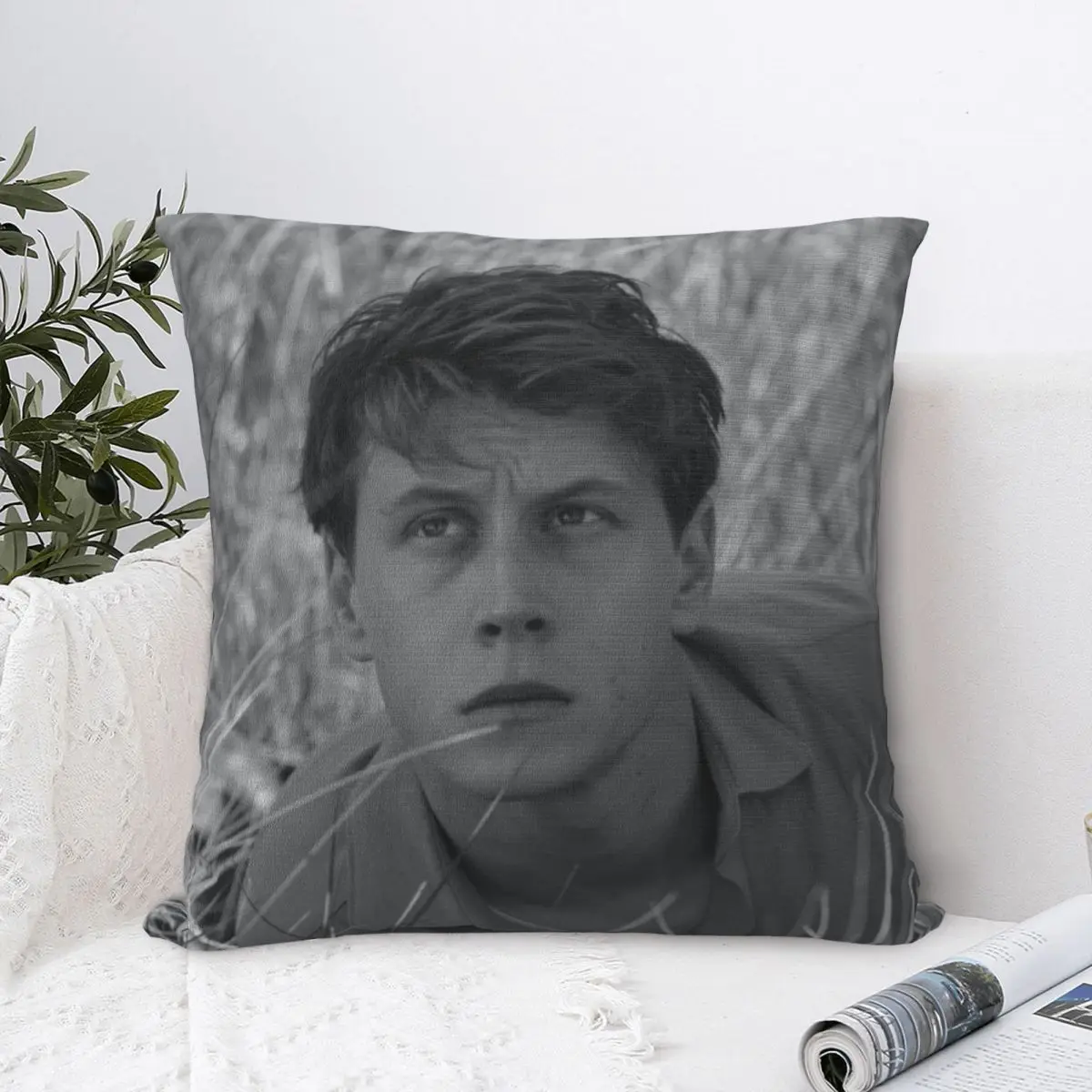 Черно-белая декоративная наволочка George Mackay