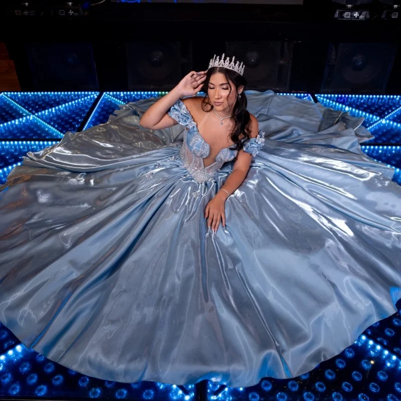 Фото Светло-голубое платье для церемонии Quinceanera с открытыми плечами, украшенное пайетками, кристаллами и кружевными аппликациями в виде бабочек, платья для церемонии Quinceanera. ﻿ Индивидуальный заказ №3