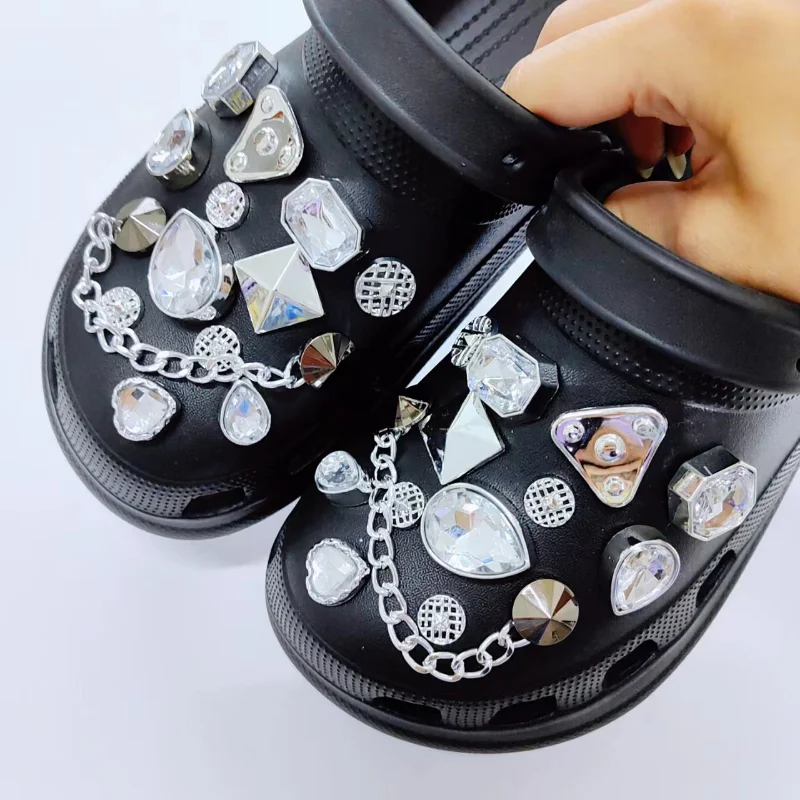 Bling Rhinestone Croc Shoes Charm Buckles Designer Metal Chain Diy Pearl Sandals Flower Decorations Party Gifts