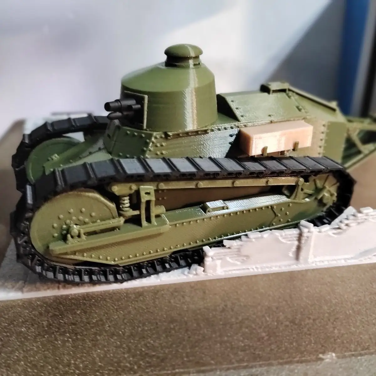 Фото Модель французского танка Renault FT-17 — готовая деталь дисплея в масштабе 1:35, исторический первый современный танк с вращающейся башней №1