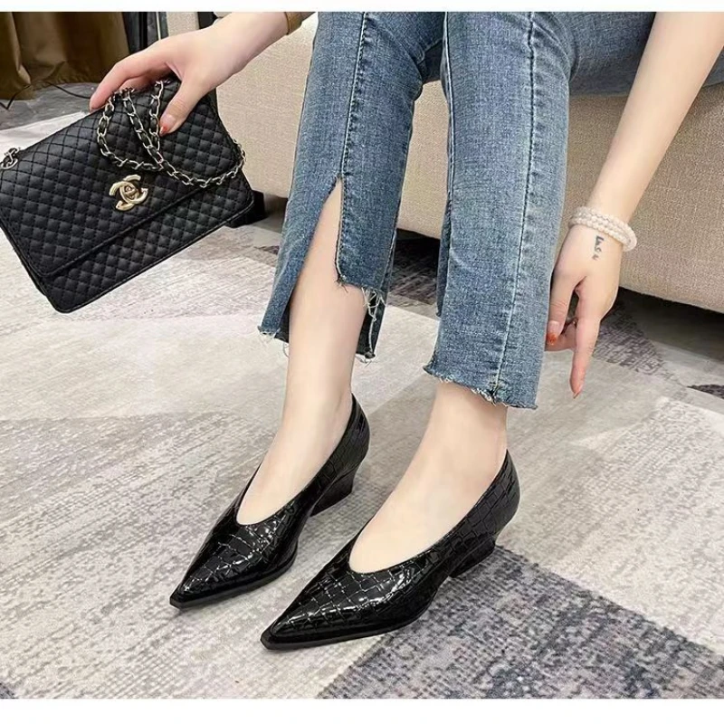 Женские универсальные туфли водонепроницаемые однотонные на платформе с острым