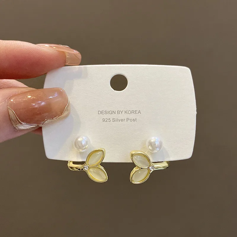 Серьги-гвоздики с кристаллами опала и рыбьим хвостом круглые серьги-гвоздики