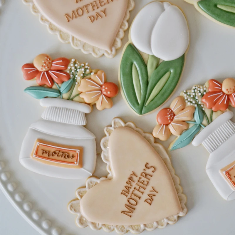 

Flower Cookie Cutter and Fondant Embosser Hand Press Tulips Lace Heart Bouquets Shape Fondant Biscuit Tools for Cake Decorating