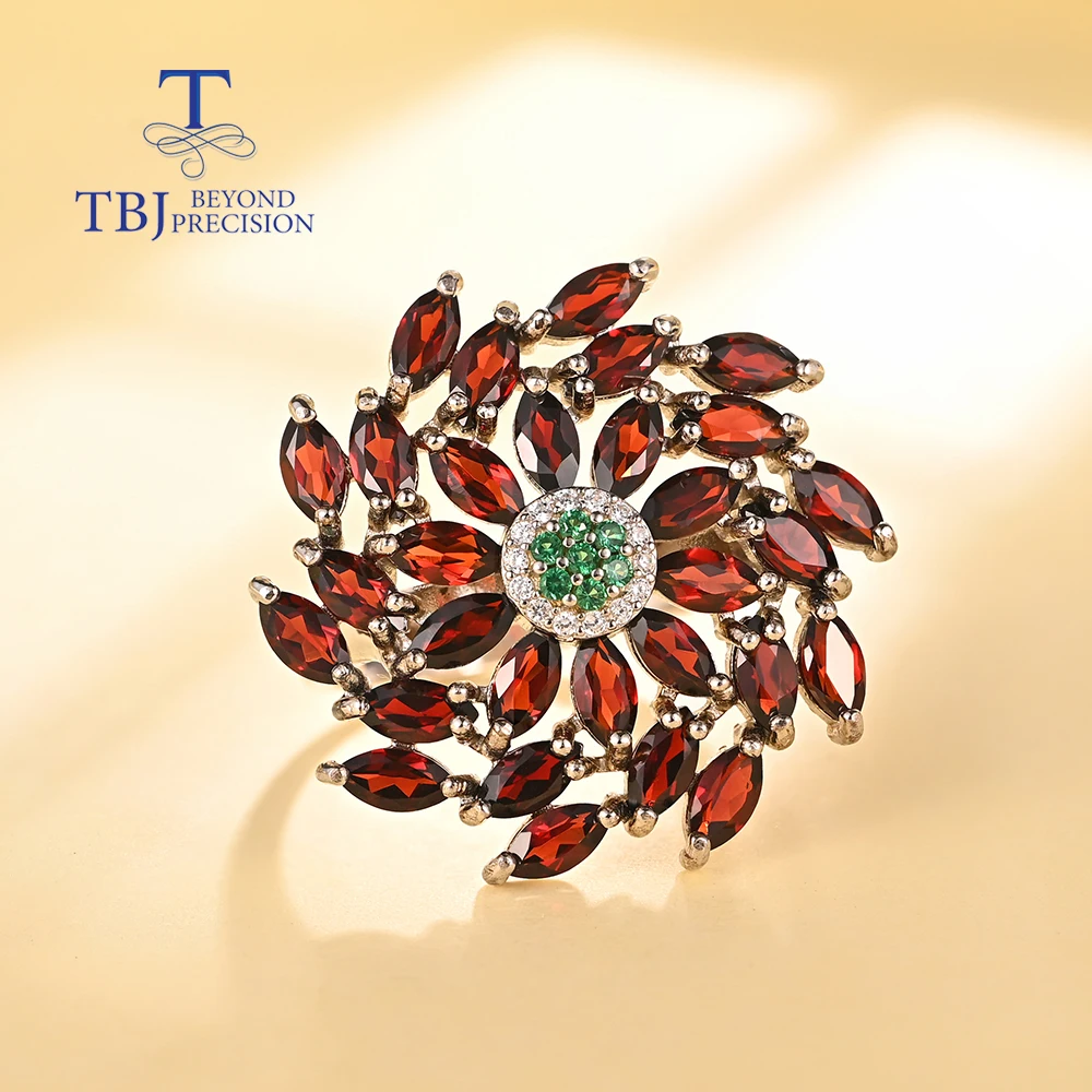 Великолепное женское кольцо с красным гранатом