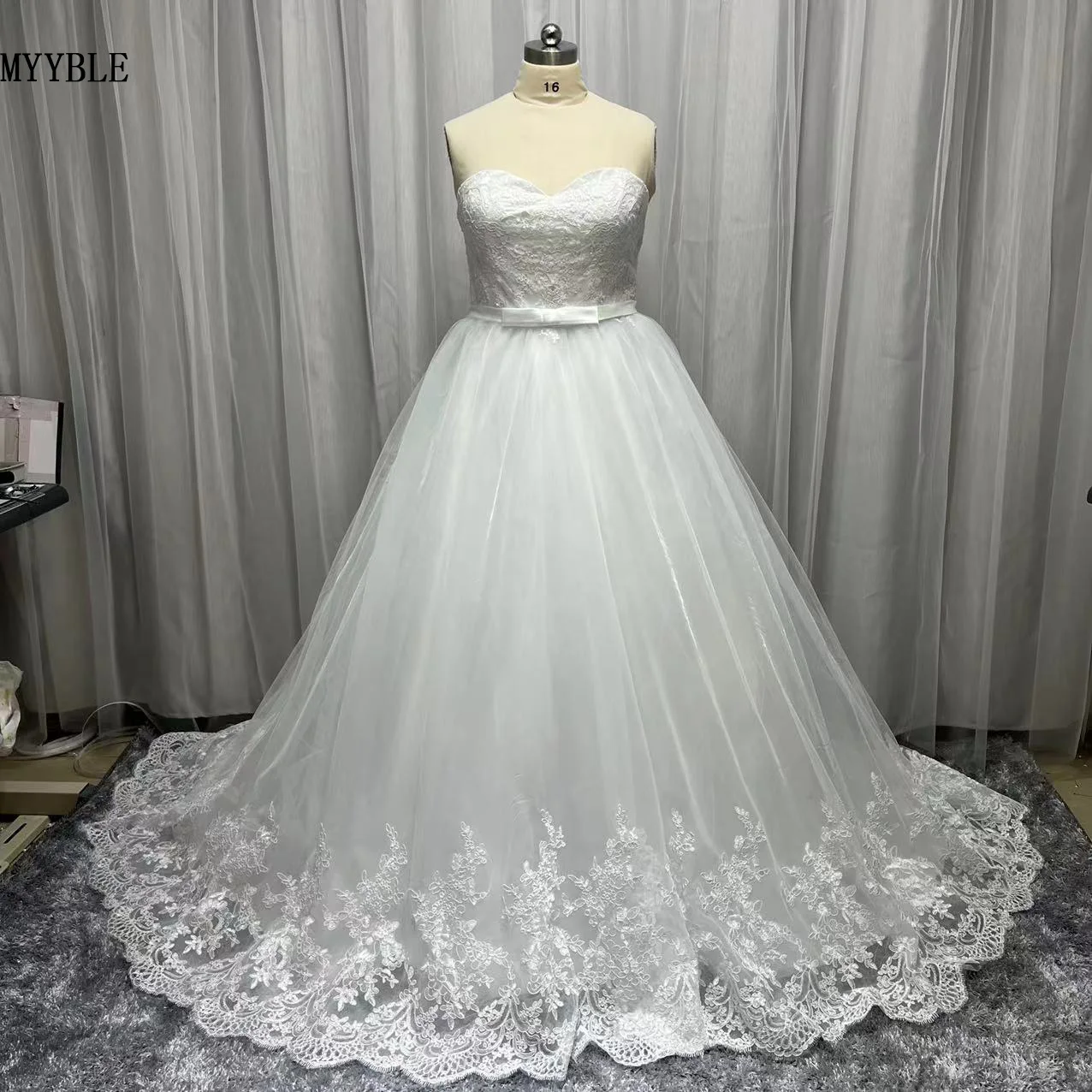 Купи Cheap Plus Size Ball Gown Wedding Dress 2022 Strapless Sweetheart Lace Up White Tulle Appliques Custom Made Vestido Novia за 5,474 рублей в магазине AliExpress