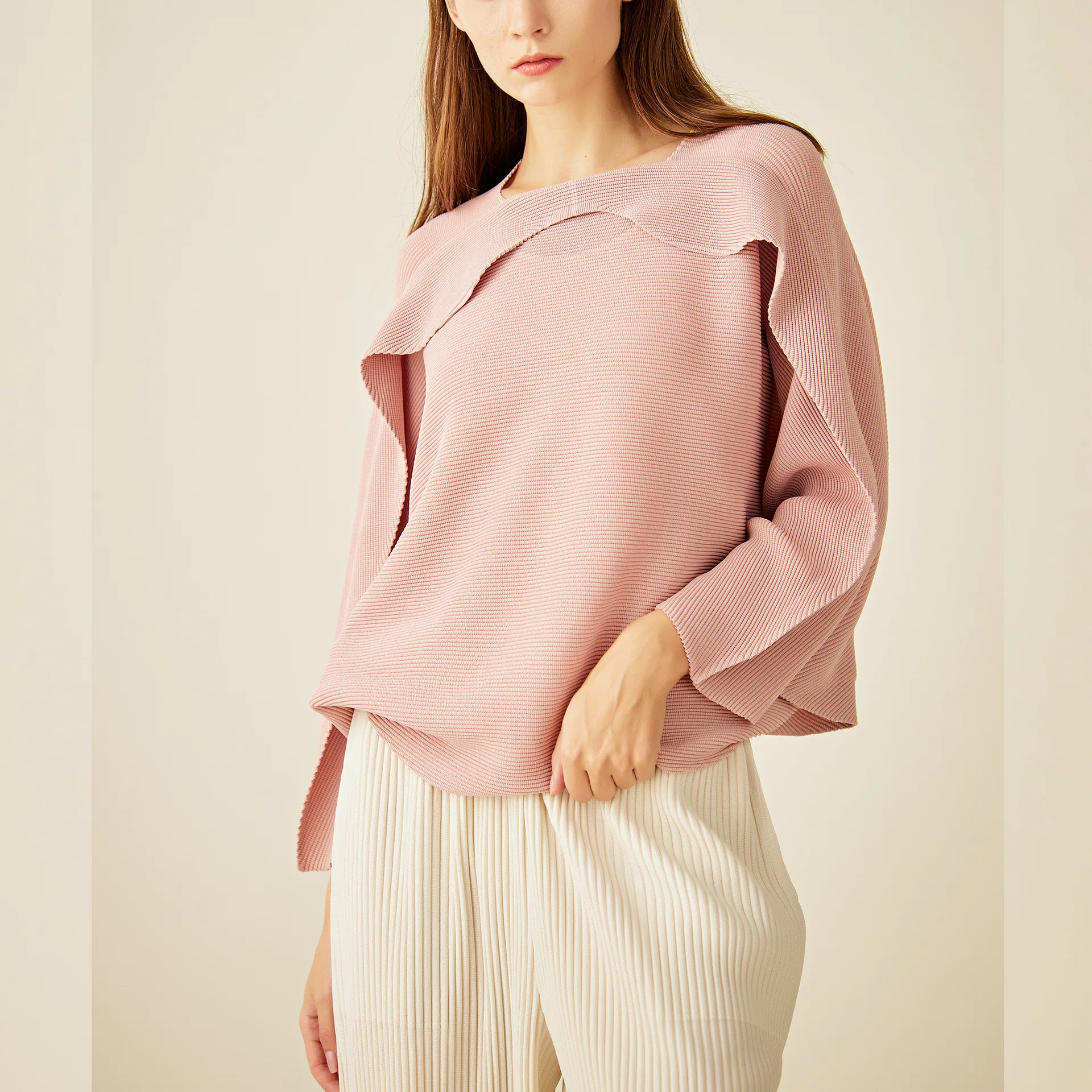 

Spring New Coat Female Design Sense Niche Irregular Bat Sleeve Loose Foreign StylePleated Long Sleeve T-shirt