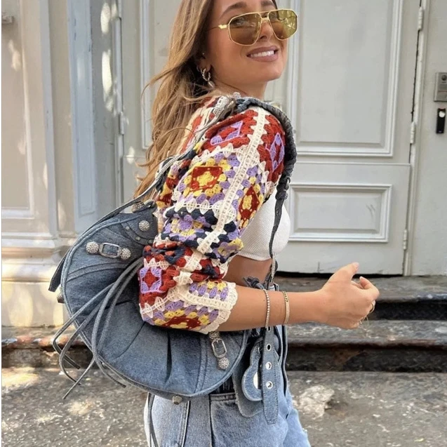 Женский короткий свитер в клетку с круглым вырезом и длинным рукавом |