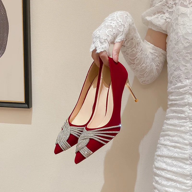 

Женские туфли-лодочки на высоком каблуке, с ремешками