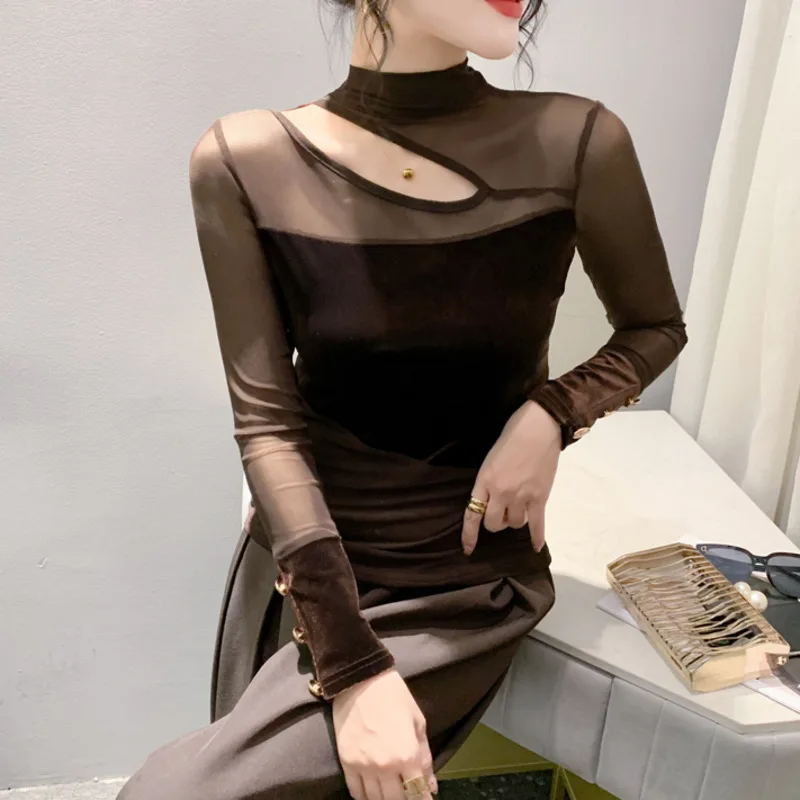 Женская облегающая футболка с разрезом и сеткой