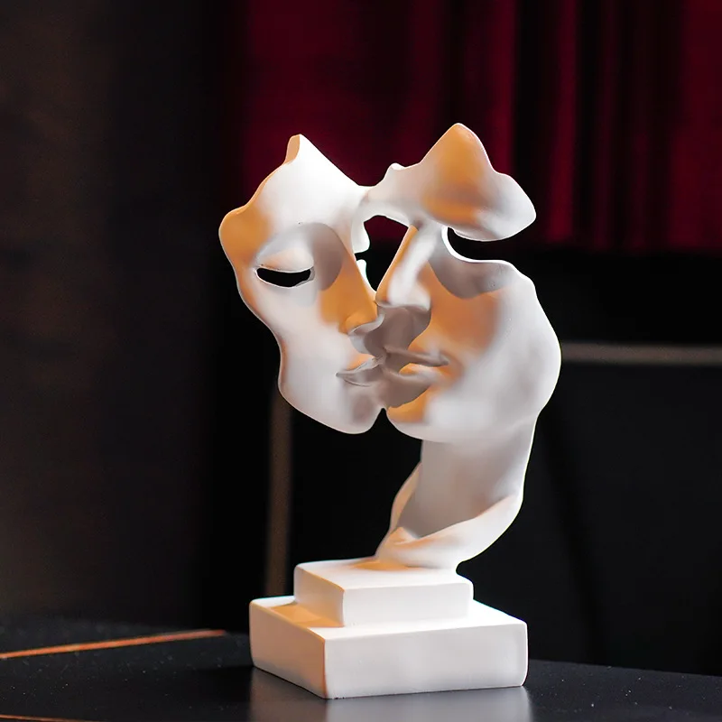 Скульптура с абстрактным изображением лица человека свадебный подарок