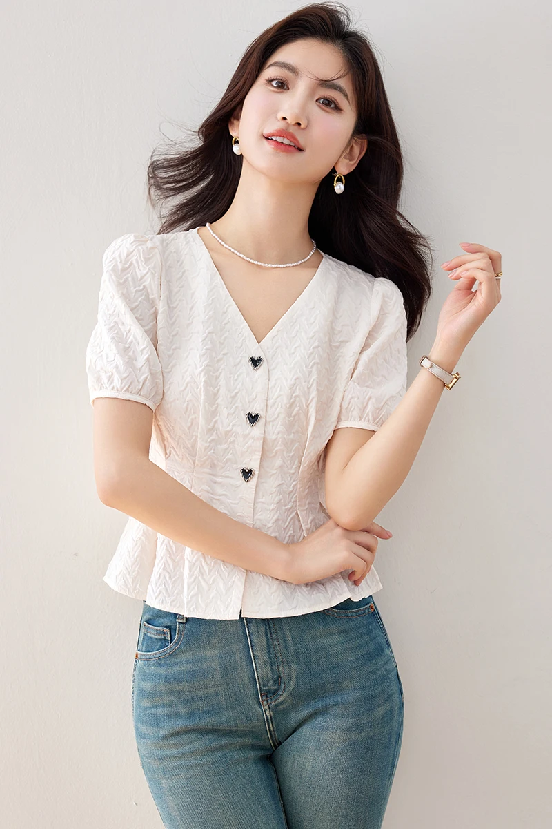 Женская офисная блузка с коротким рукавом облегающая пышными рукавами V-образным