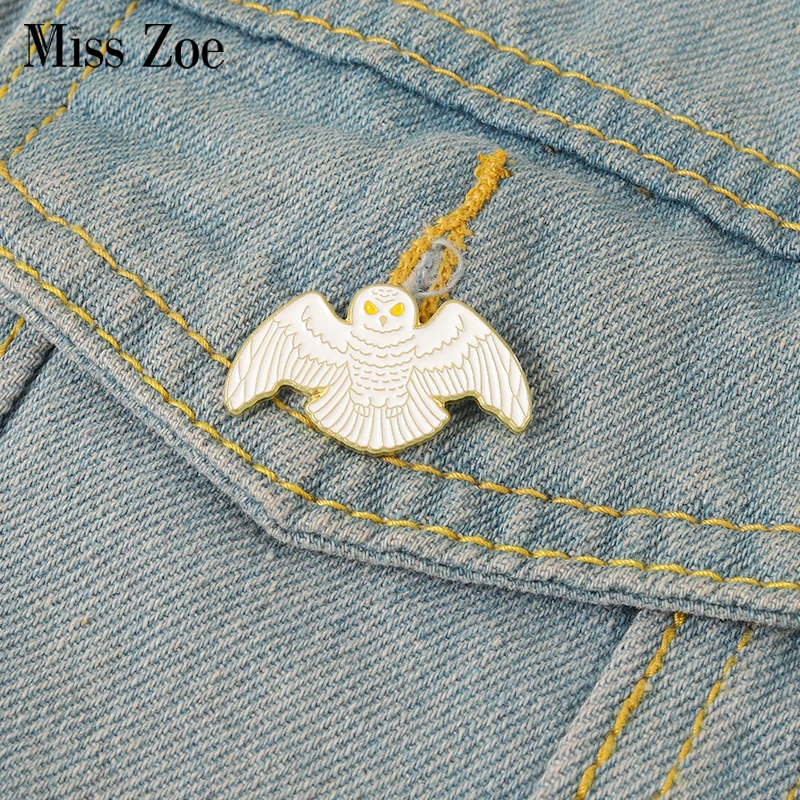 

Hedwig Enamel Pins Custom Magic Movie Bird Messager Brooches Lapel Badges Animal Fans Jewelry Gift for Kids Friends