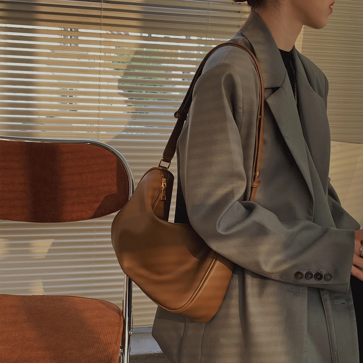 

Новинка 2023, Женская Модная уникальная компактная Универсальная мягкая сумка, Повседневная сумка через плечо, сумка через плечо, Офисная Повседневная сумка