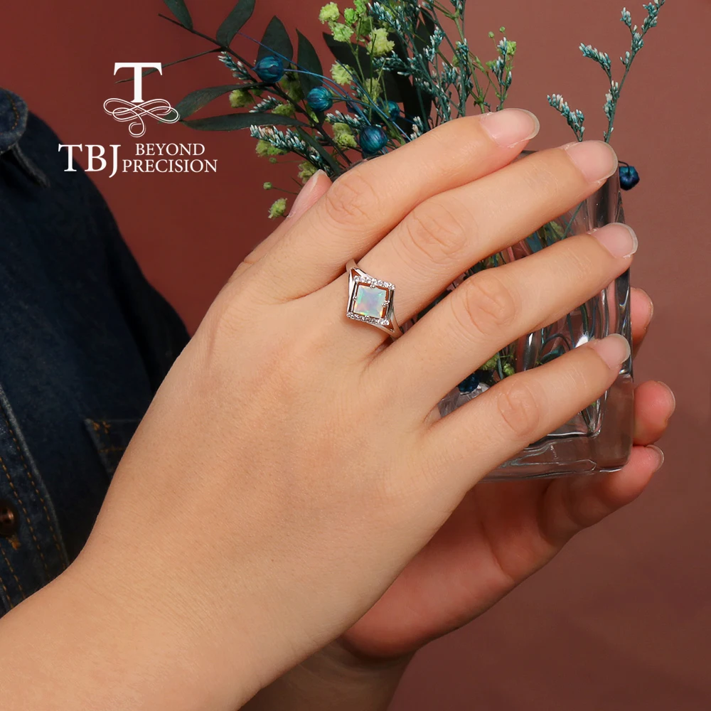 Женское кольцо из серебра 925 пробы с натуральным опалом