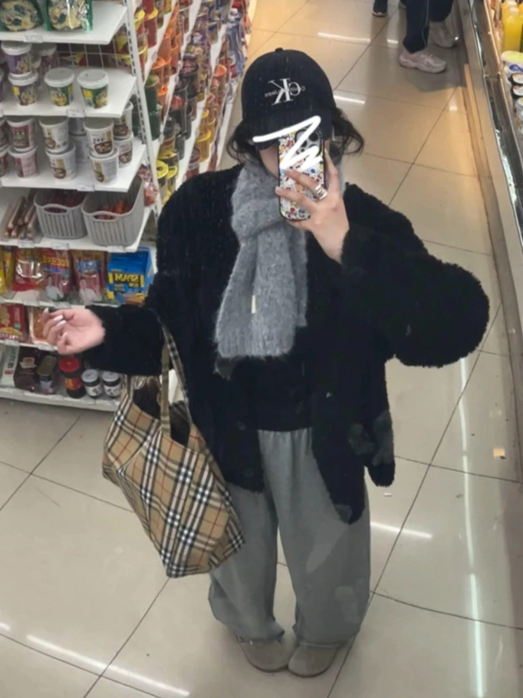 Черная маленькая плюшевая верхняя одежда из искусственного ягненка женская