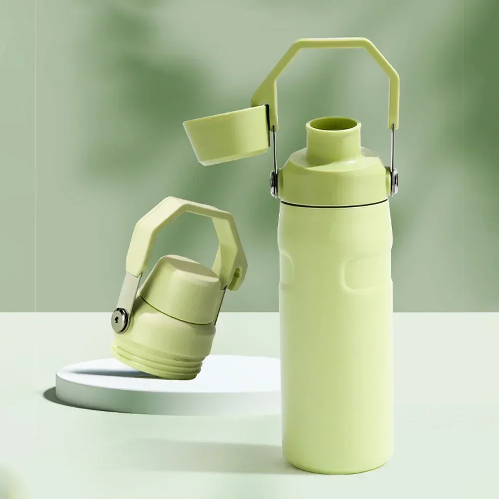 Изолированная бутылка для воды с крышкой из носика термос горячих напитков