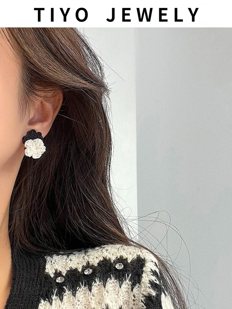 

TIYO S925 needle Delicate Jewelry Black White Flower Earrings Sweet Design Autumn Winter Style Drop Earrings For Girl Gifts