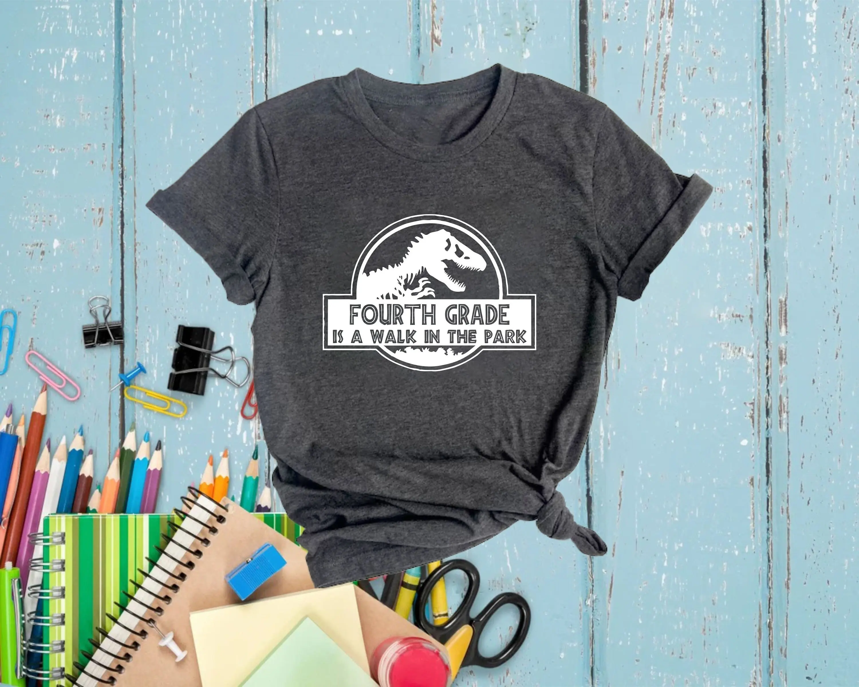 Четвертого класса-футболка Прогулка в парке прошлый день школы назад к учителю
