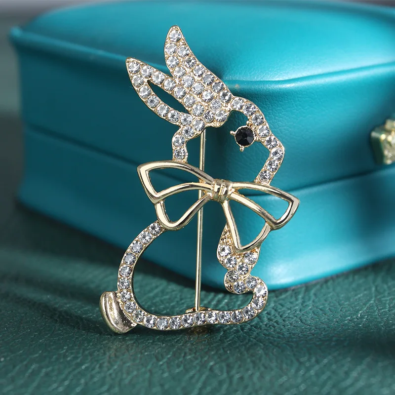 

Женская металлическая брошь в виде животного