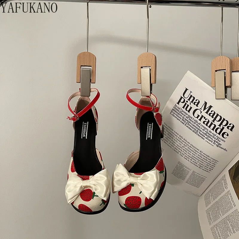 

Милые милые босоножки для девочек на массивном каблуке, новинка 2022, модные простые популярные туфли принцессы с бантом и украшением, Яркие т...