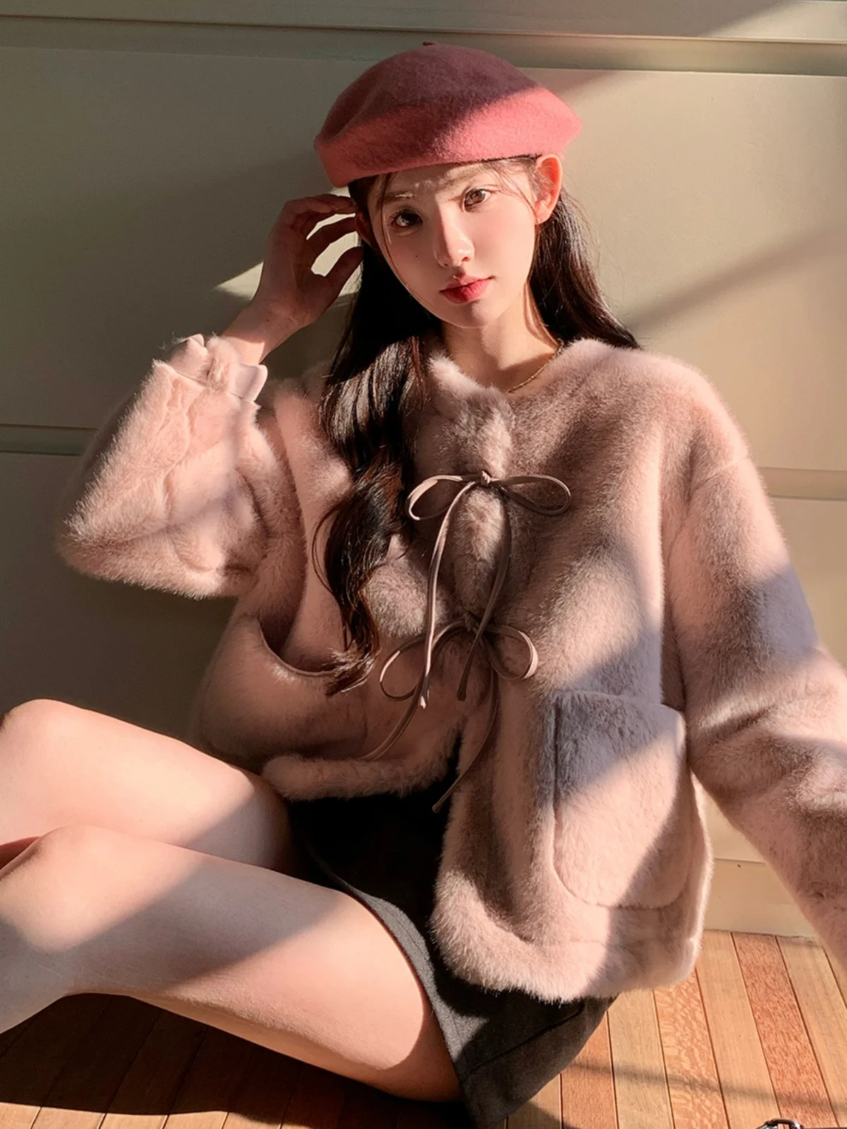 Розовая пушистая верхняя одежда женская короткая зимняя новинка 2024 маленькое