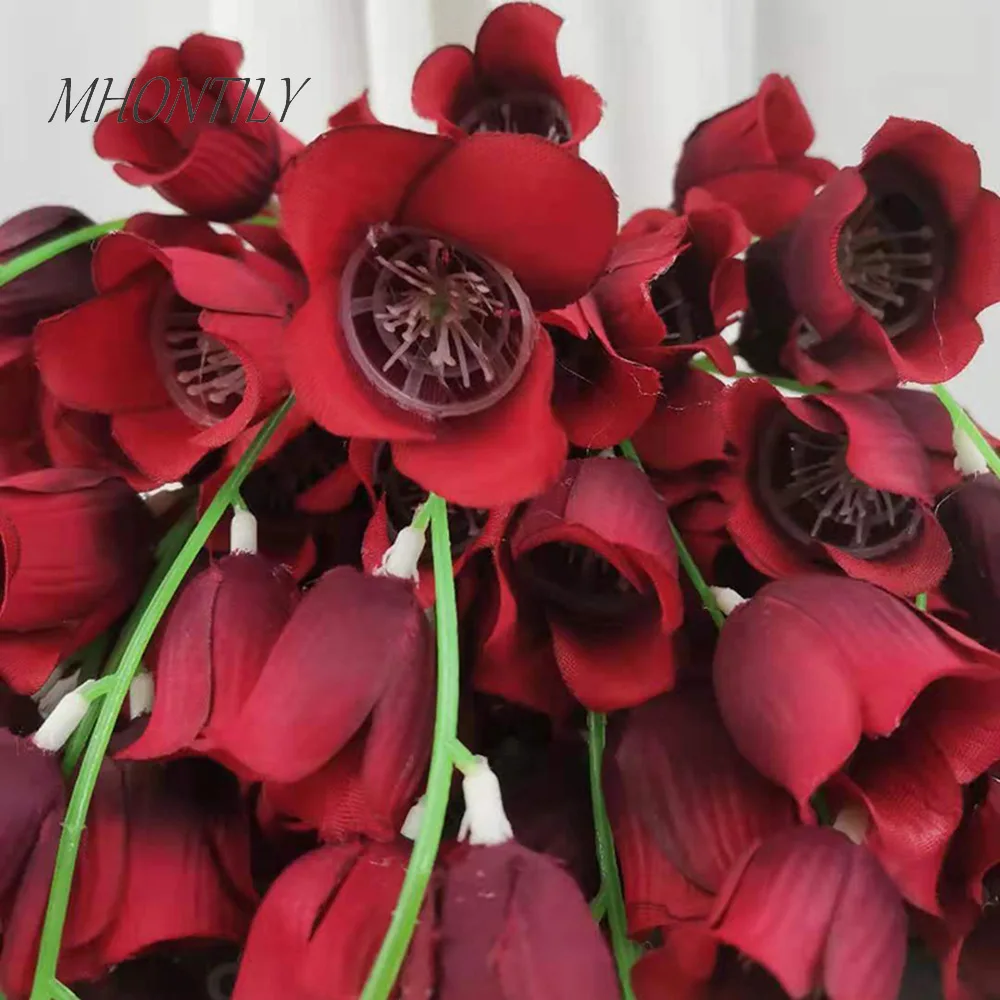 Фонарь с искусственными цветами на одной ветке