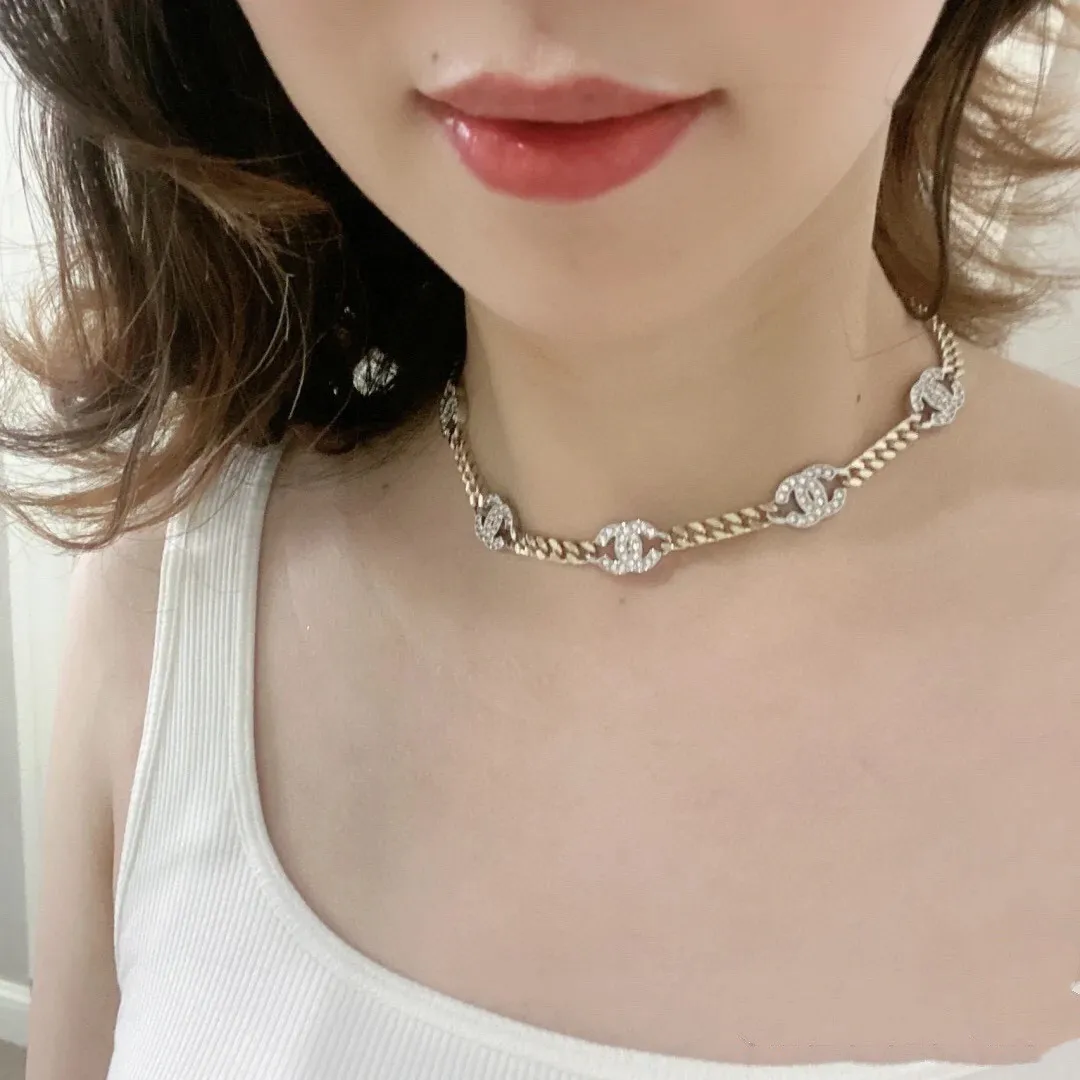 CHANEL Женское ожерелье