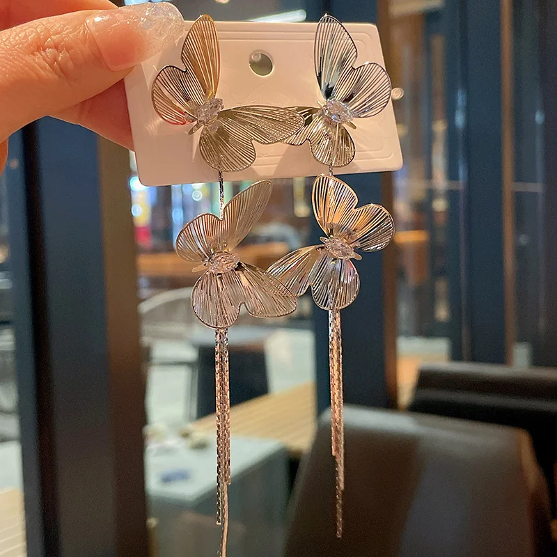 Крупные металлические серьги неправильной формы в минималистичном стиле форме