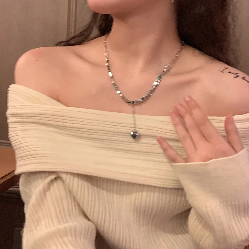 Женское колье серебряного цвета с подвеской в виде сердца