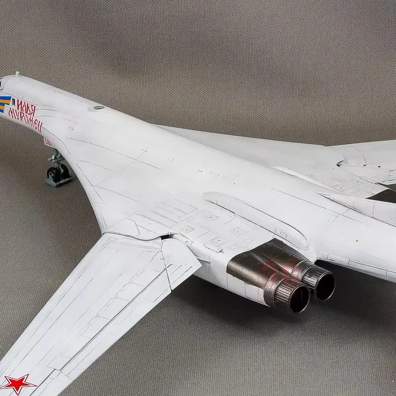 Модель самолета Trumpeter Ту-160 1/144