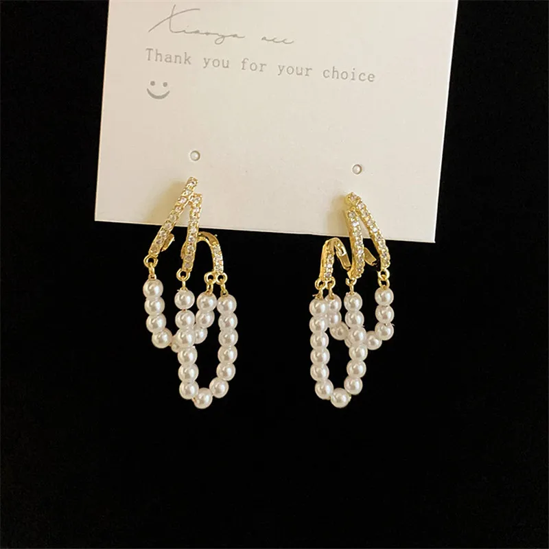 Необычные металлические серьги-гвоздики с кристаллами и жемчугом в европейском