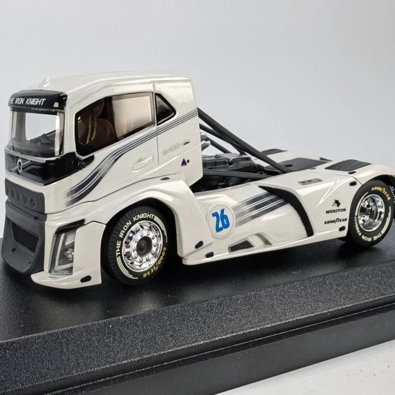 Фото 1:64, гоночный грузовик IRON KNIGHT Volvo, статическая миниатюрная модель моделирования автомобиля из смолы, коллекционное украшение для взрослых. №1