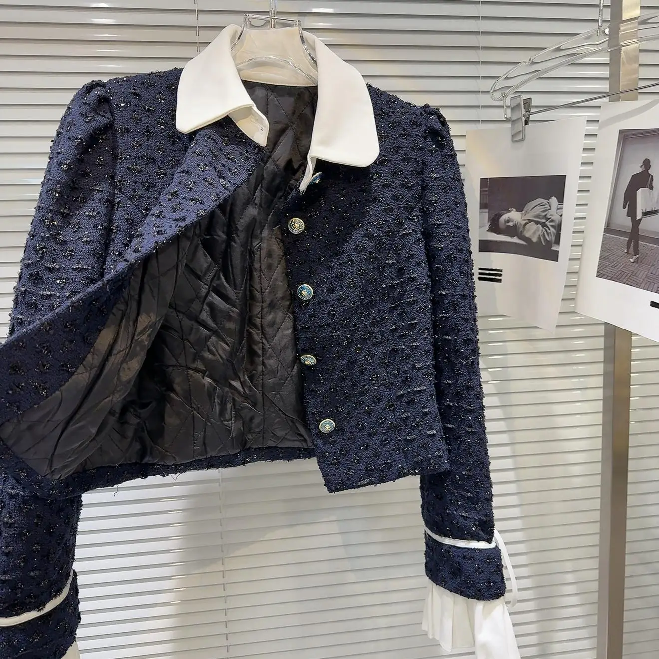 Та же модель что и Online Celebri 2024 новинка зимы изящный белый дизайн с лацканами