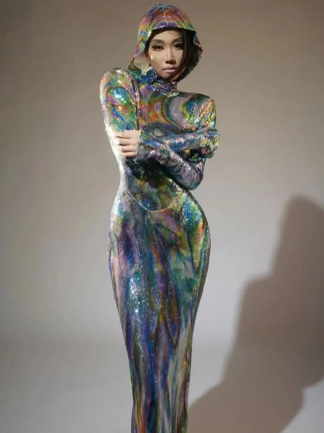 Новейшее платье 2024 женское с капюшоном блестящие блестки красочные длинные