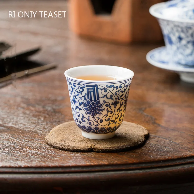 

1 шт. Цзиндэчжэнь, ручная роспись, сине-белый фарфор, чайная чашка, китайская ручная работа, конфетная чашка, чашка для медитации, чайный набор