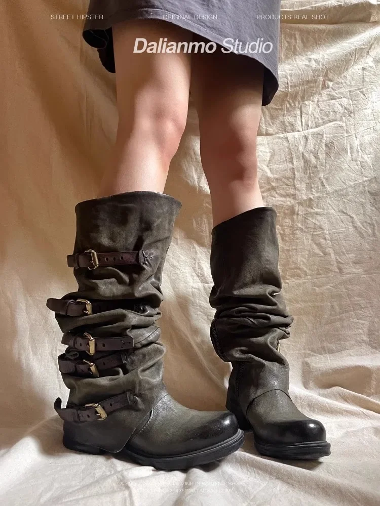 Серые сапоги до колена Wasteland плиссированные с круглым носком и пряжкой на ремне