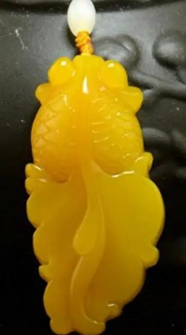 

Hot China Natural Hand Carved exquisite yellow Goldfish Pendant Necklace