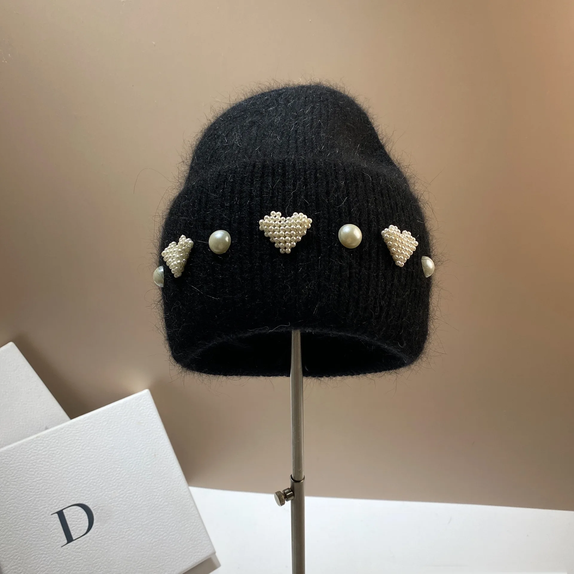 

Designer Brand Love Heart Pearls Rabbit Fur Knitted Hat Women Winter Warm Hats Fashion Lady Ear Protection Beanie Wool Skullies
