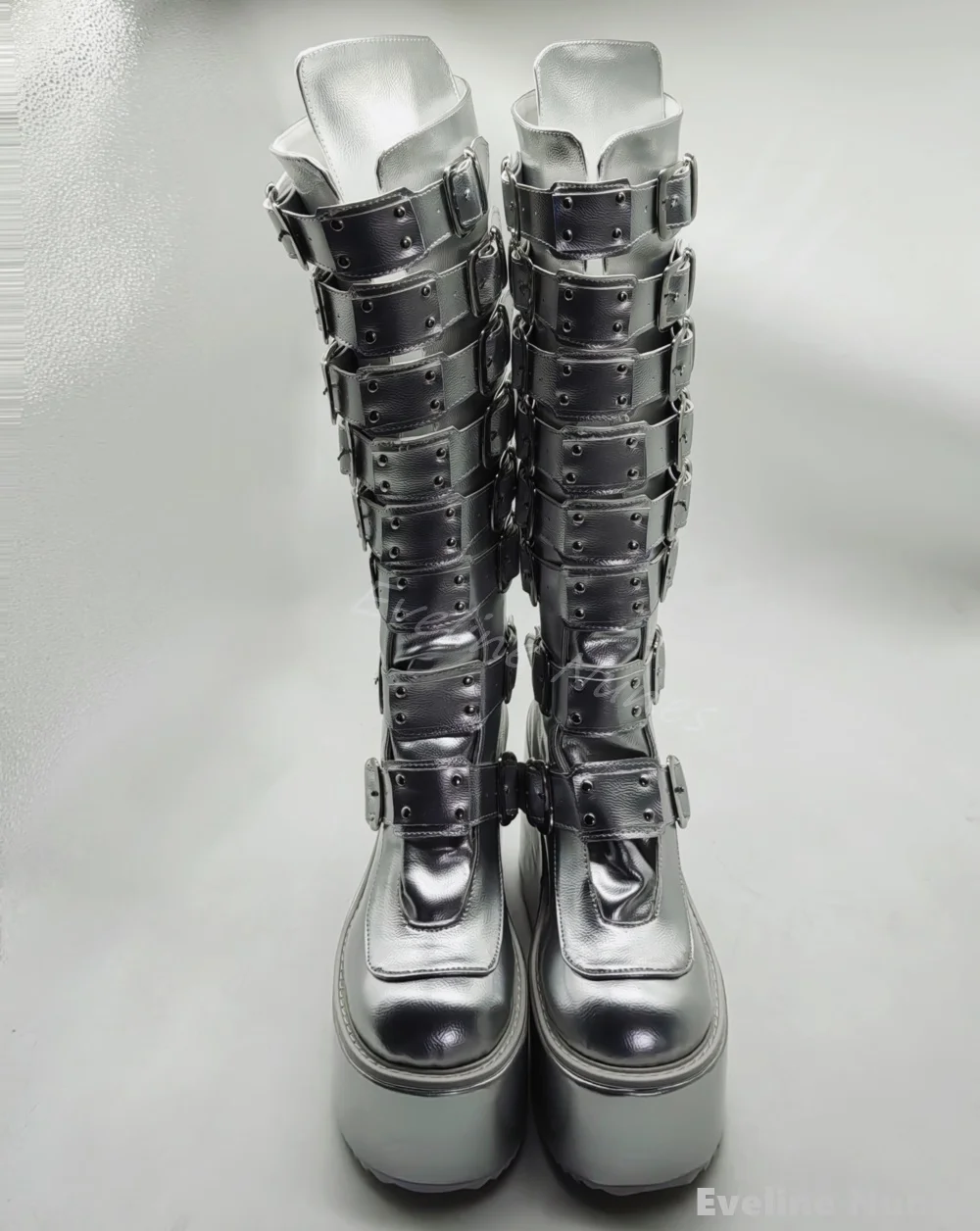 Женские сапоги до колена на платформе серебристые танкетке с ремешком пряжкой