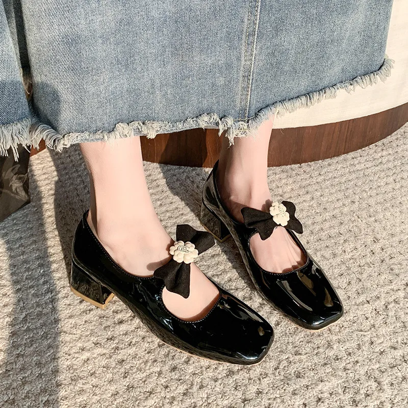 Туфли на каблуке с квадратным носком и бантом. Женская обувь. Осеннее летнее