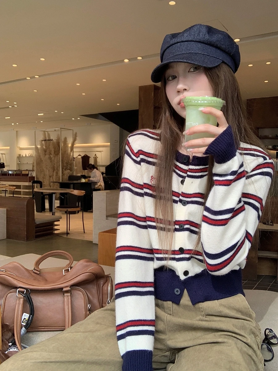 Вязаный кардиган контрастного цвета с круглым вырезом в полоску женский осенний