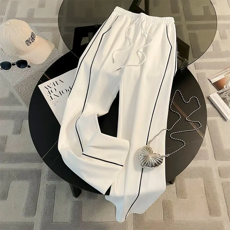 Высококлассный модный комплект с капюшоном для спорта и отдыха женщин осенью 2024