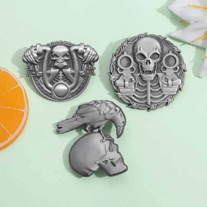 Готический рельефный Ворон череп эмалированная булавка с двумя пистолетами