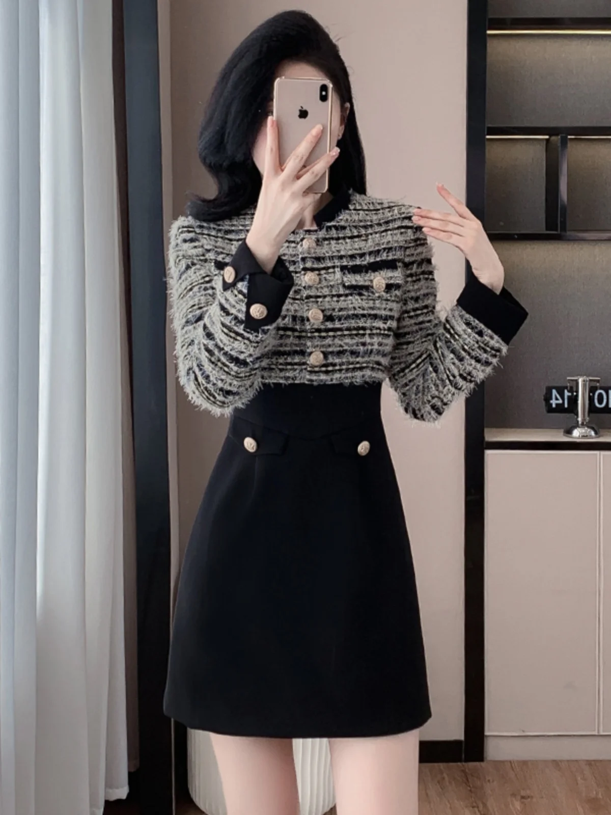 Женское облегающее платье с юбкой трапециевидной формы черное в стиле