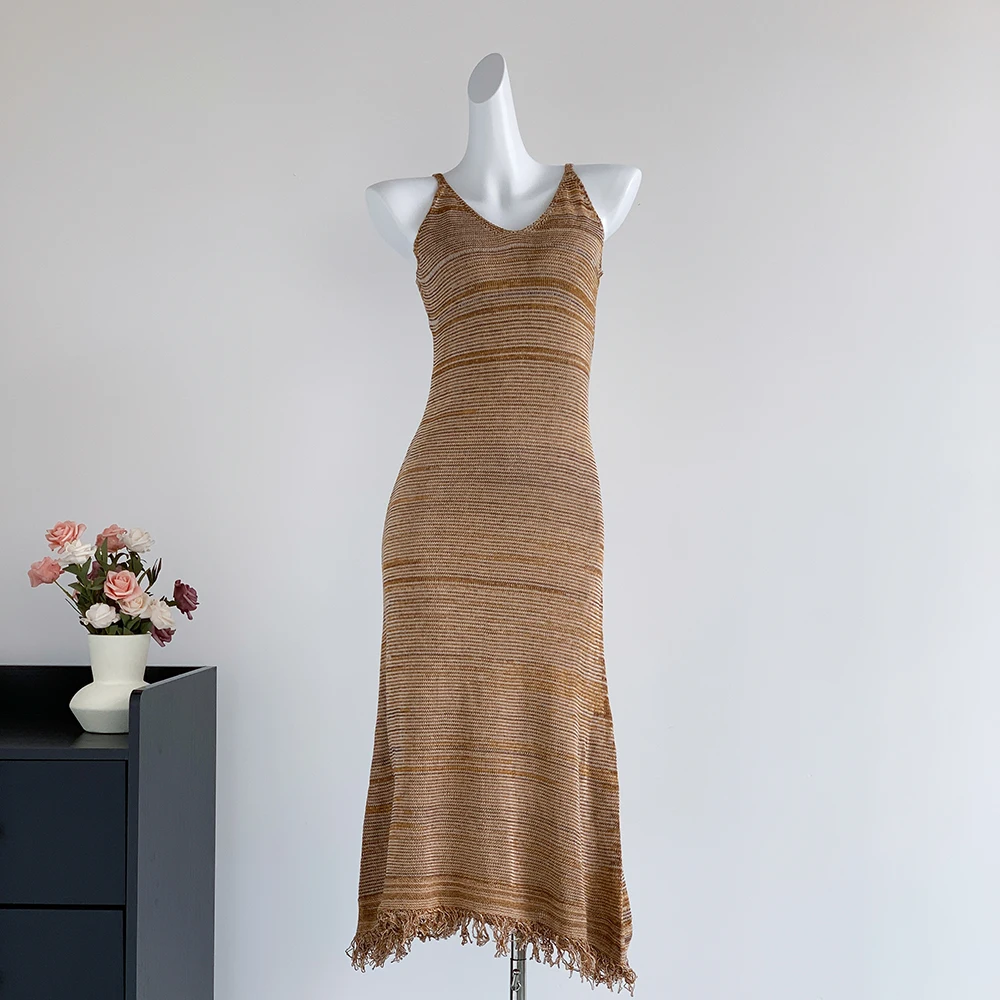 Вязаное длинное платье в полоску с кисточками женское макси на подтяжках