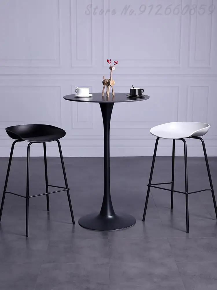 Барные стулья простые и технические нордические черно-белые высокие из железа