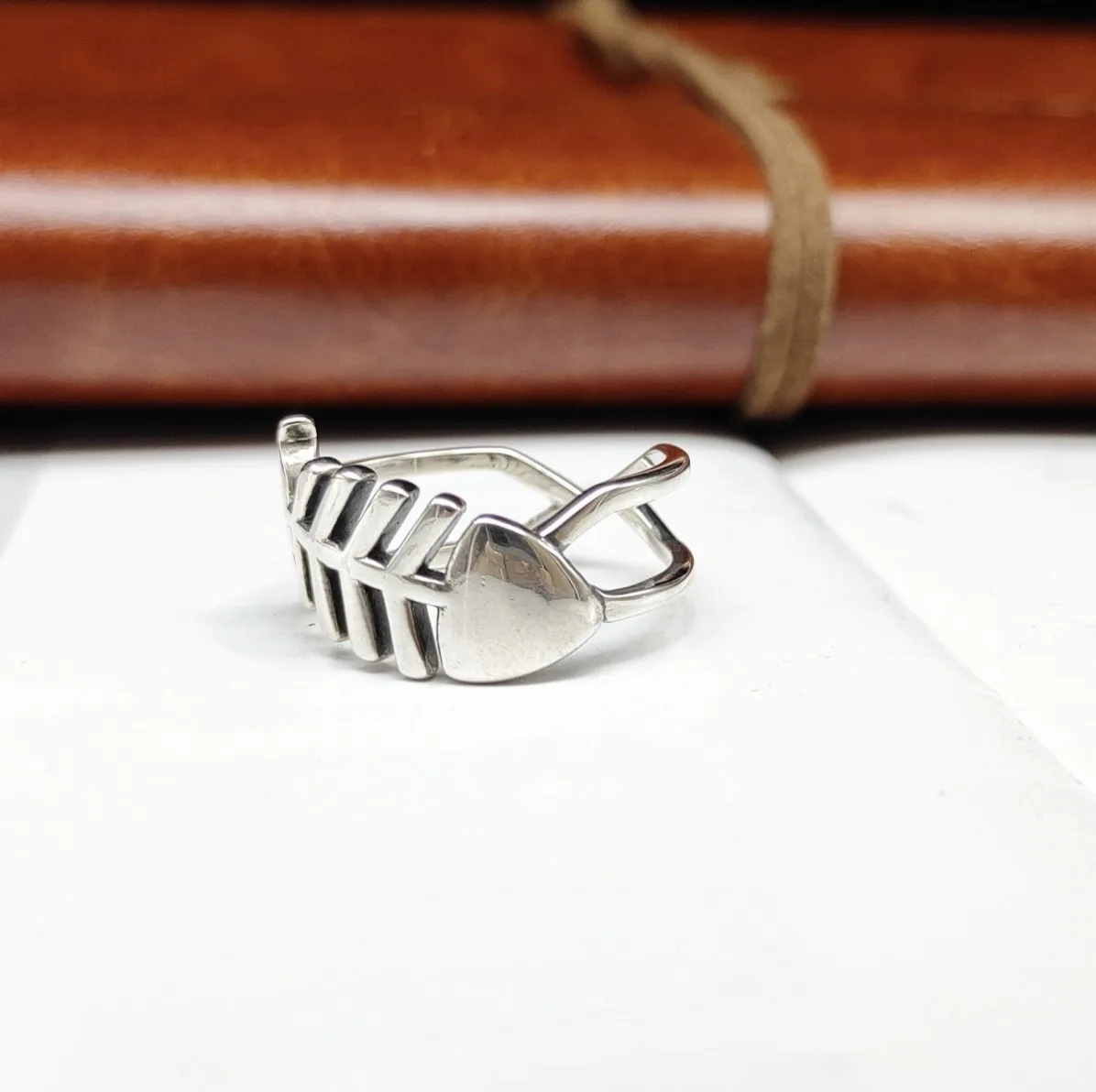 

Korean Version S925 Retro Fishbone Ring with Female Niche Design, Adjustable Opening, Versatile Mesh Red Index Finger Ring