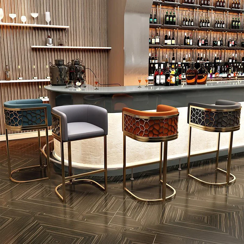 Барный стул с высокой спинкой в скандинавском стиле