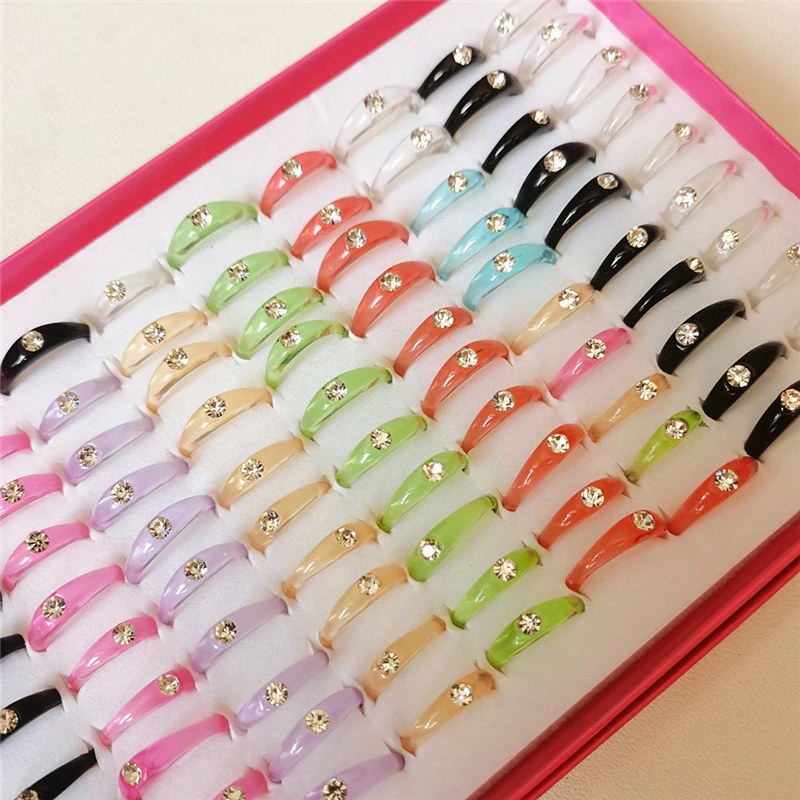 

100 шт. Оптовая Продажа Модные женские кольца большие партии разноцветные простые светсветильник ые акриловые мягкие полимерные черные проз...